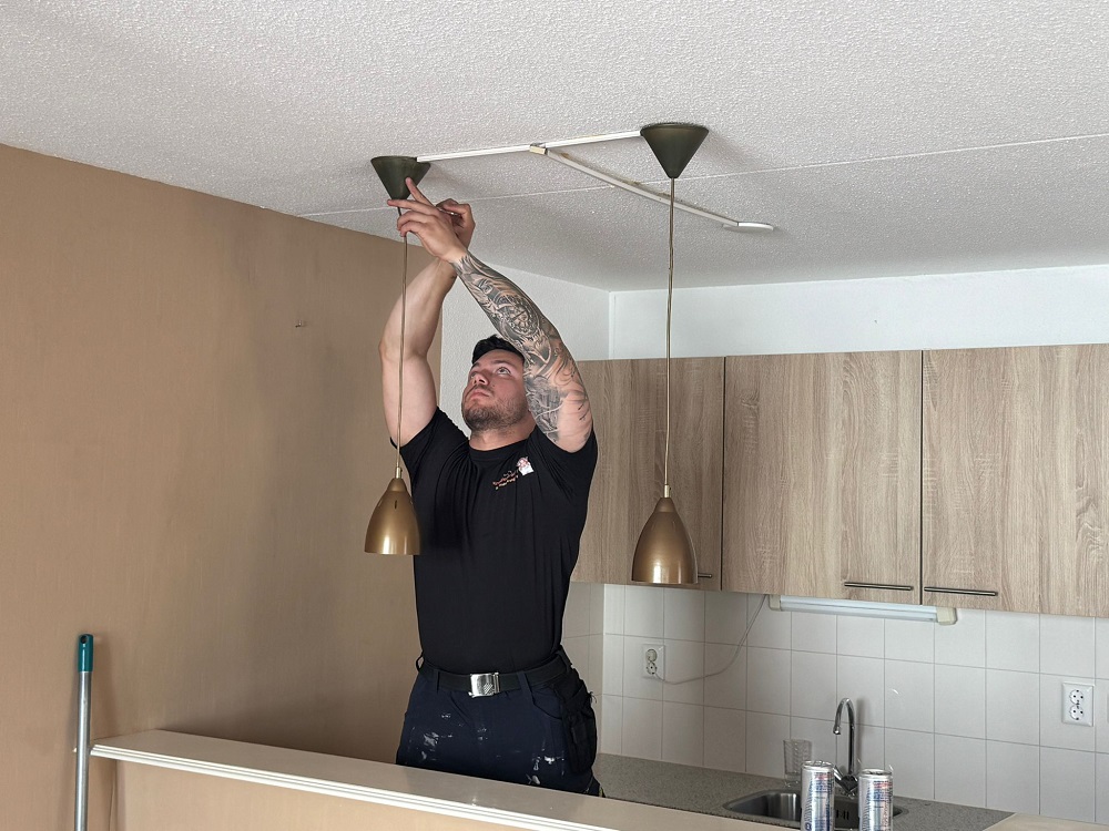 Klusjes zoals lamp demonteren Woningontruiming Stichting Kringloop Gouda